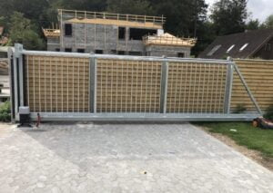 Automatisk skydelåge foran byggeri.