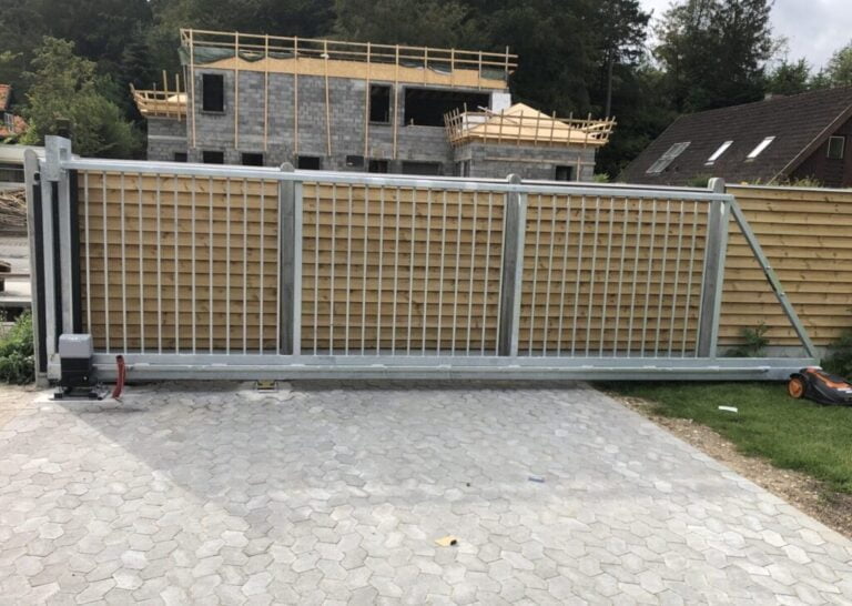 Automatisk skydelåge foran byggeri.