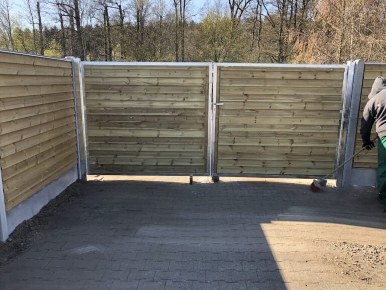 Trælåge og murerarbejde i gårdhave