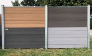 Moderne hegn med træ og metal elementer.