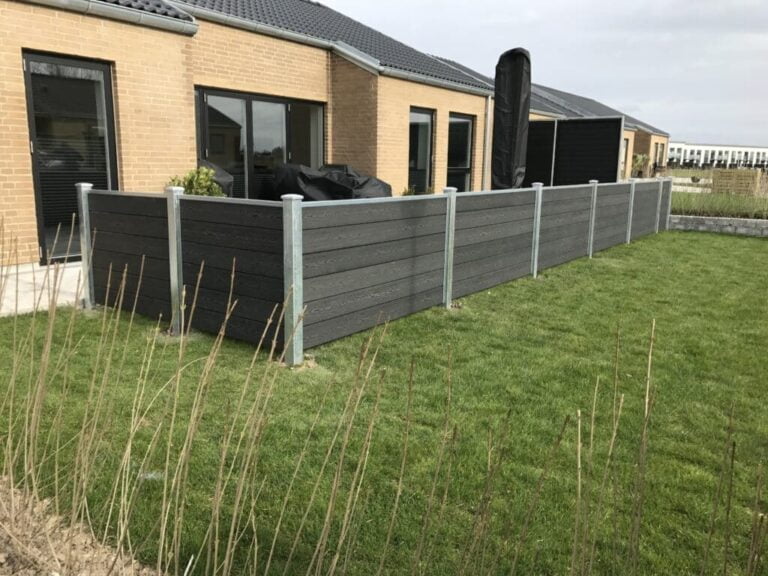 Moderne hus med hegn og græsplæne