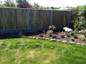 Have med træhegn og blomsterbed