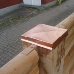 Kobbertop på trægærde i gårdmiljø