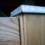 Nærbillede af træstruktur med metalplade