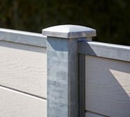 Robust hegn med metalstolpe